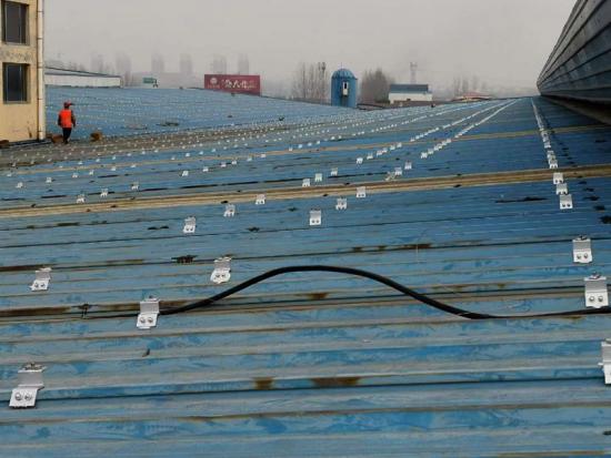 Солнечная монтажная система на металлической крыше
