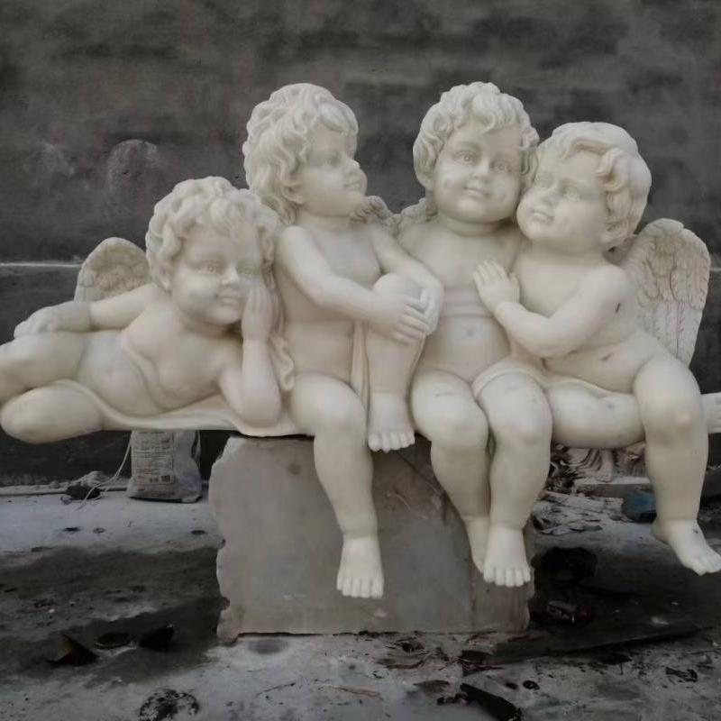 Мраморная статуя ангела-ребенка
