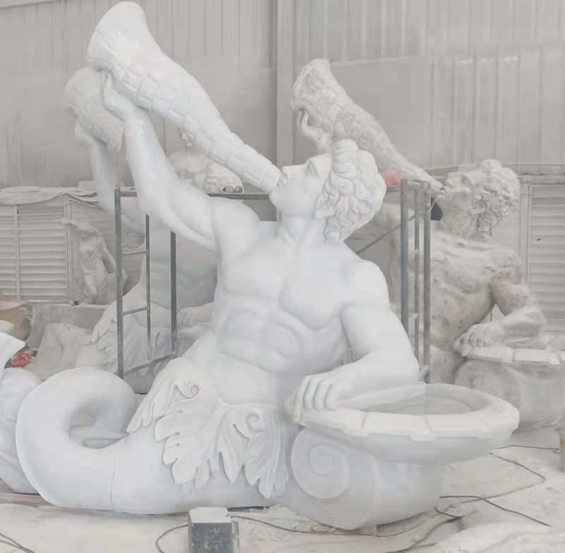 Мраморная статуя Тритона, трубящего в раковину
