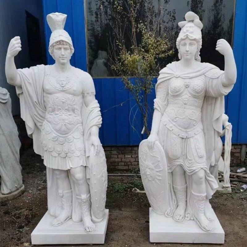 Уличные мраморные скульптуры римских воинов
