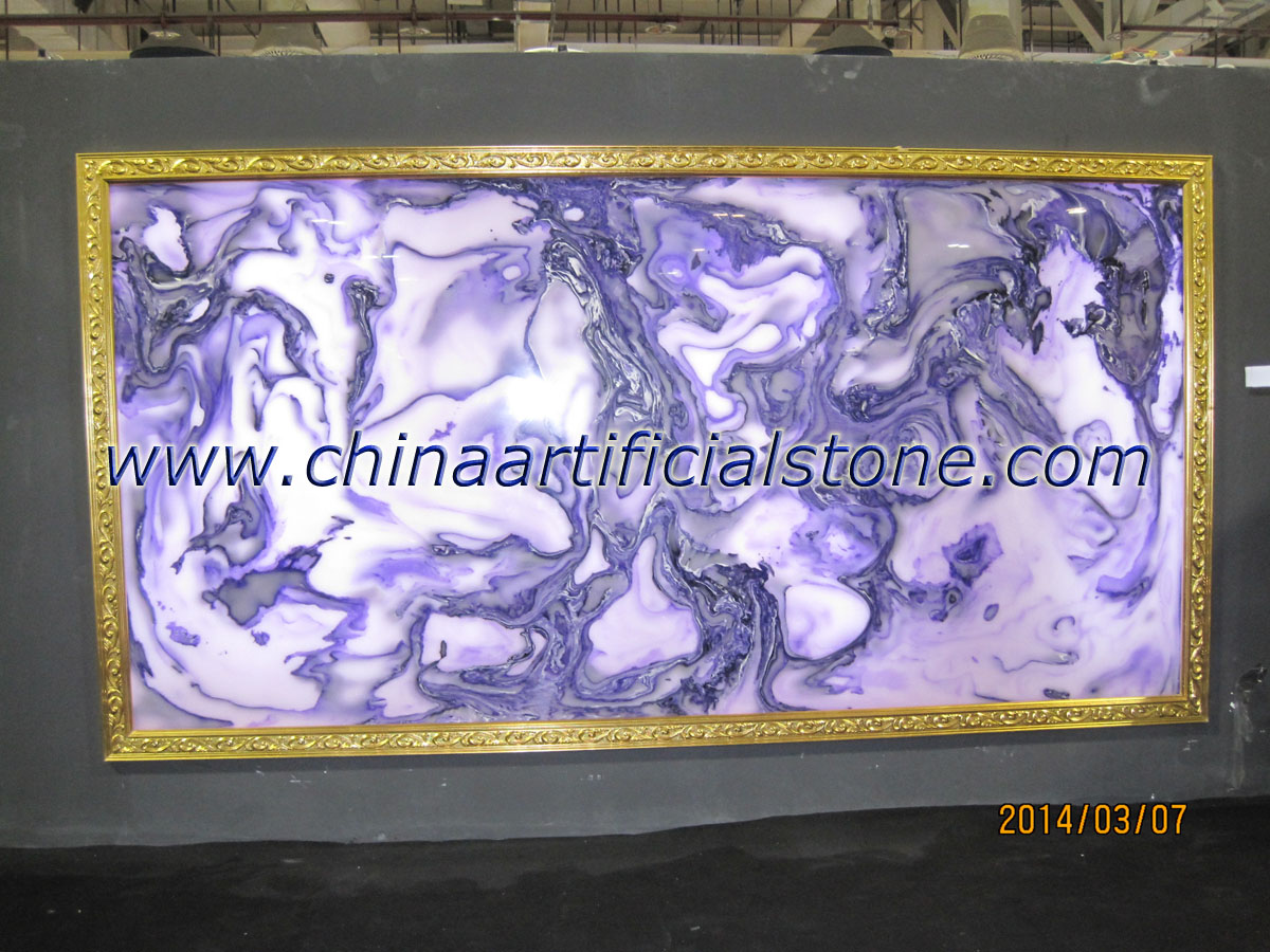 Сделанные человеком фиолетовые панели из искусственного камня из оникса
