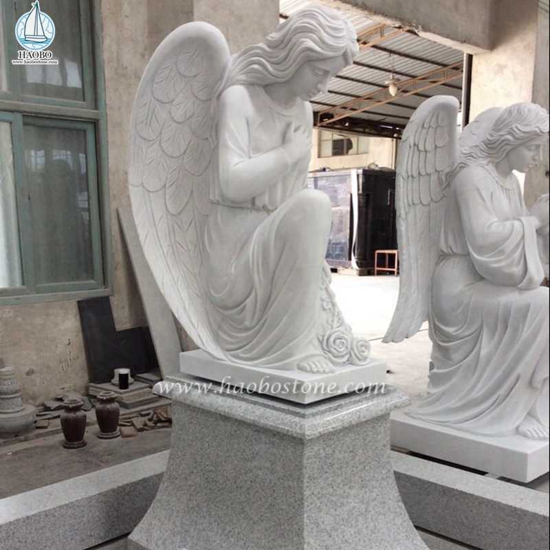 Белая мраморная статуя ангела на коленях для мемориала
