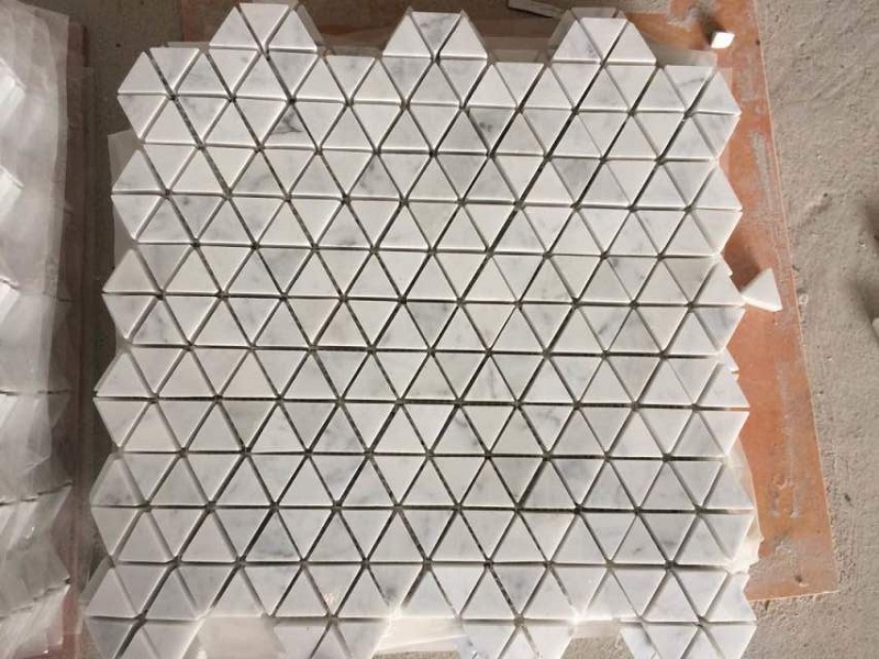 Мозаика из каррарского белого мрамора треугольной формы
