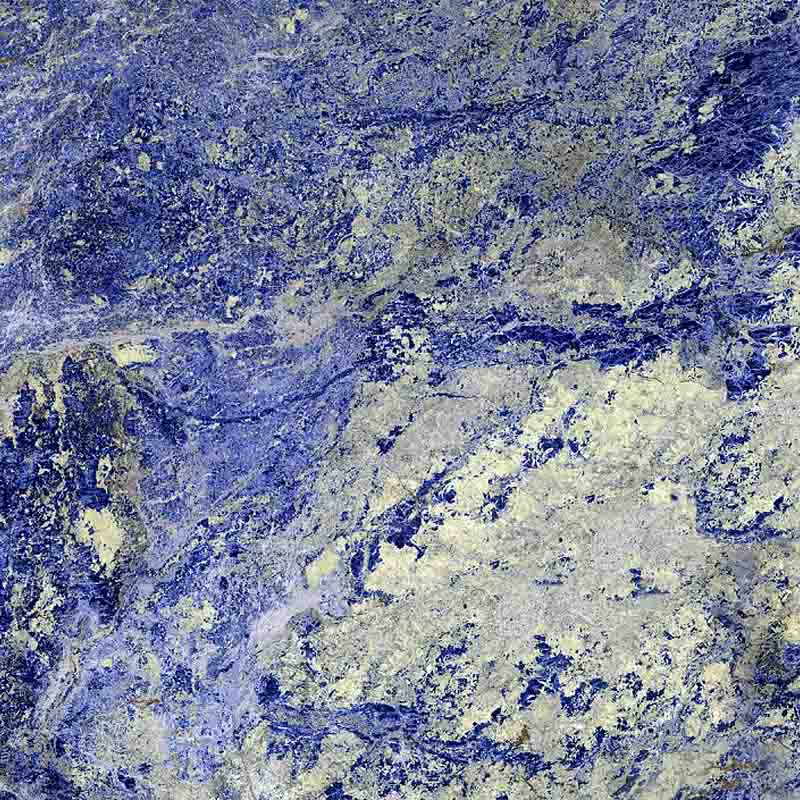 Синий драгоценный камень содалит из Бразилии
