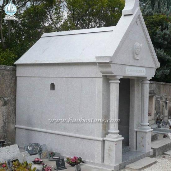 Серый гранитный крест резной семейный мавзолей для кремации
