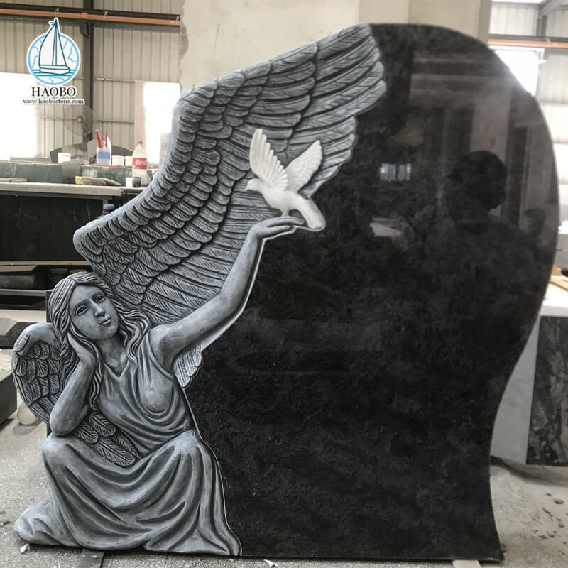 Ангел из черного гранита с надгробием, вырезанным из голубя
